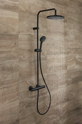 Hansgrohe Showerpipe Vernis Blend 240 1-strahlig, mit Thermostat, 1124 x 277 x 545 mm, Farbe schwarz Bild 20