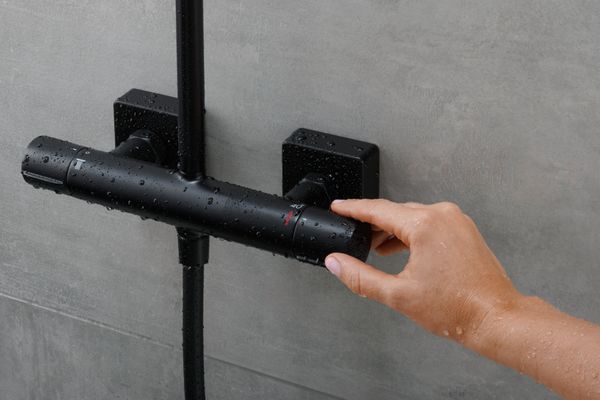 Hansgrohe Showerpipe Vernis Shape 240 1-strahlig, mit Thermostat, 1124 x 277 x 547 mm, Farbe schwarz Bild 9