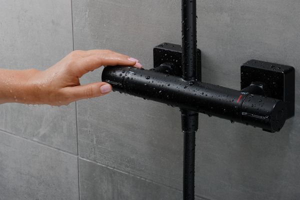 Hansgrohe Showerpipe Vernis Shape 240 1-strahlig, mit Thermostat, 1124 x 277 x 547 mm, Farbe schwarz Bild 13