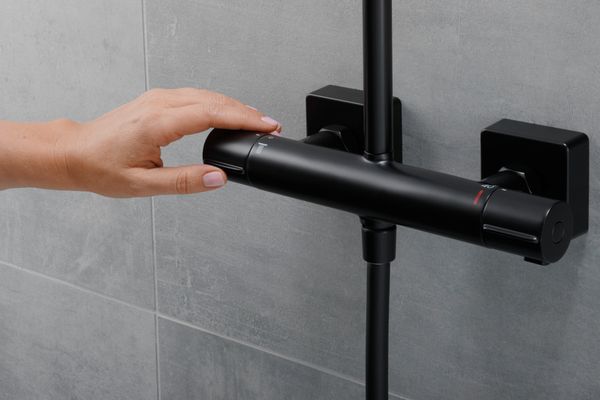 Hansgrohe Showerpipe Vernis Shape 240 1-strahlig, mit Thermostat, 1124 x 277 x 547 mm, Farbe schwarz Bild 14