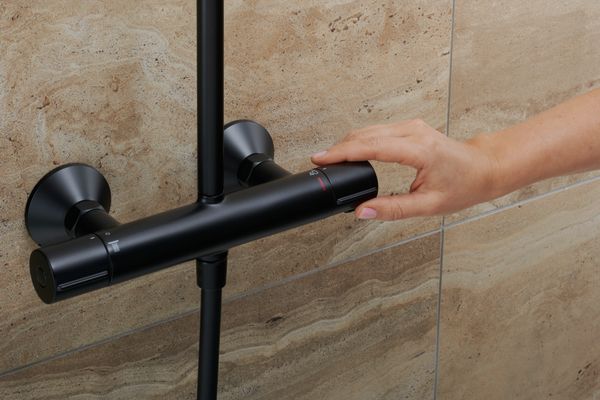 Hansgrohe Showerpipe Vernis Blend 240 1-strahlig, mit Thermostat, 1124 x 277 x 545 mm, Farbe schwarz Bild 12