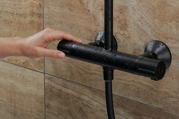 Hansgrohe Showerpipe Vernis Blend 240 1-strahlig, mit Thermostat, 1124 x 277 x 545 mm, Farbe schwarz Bild 13